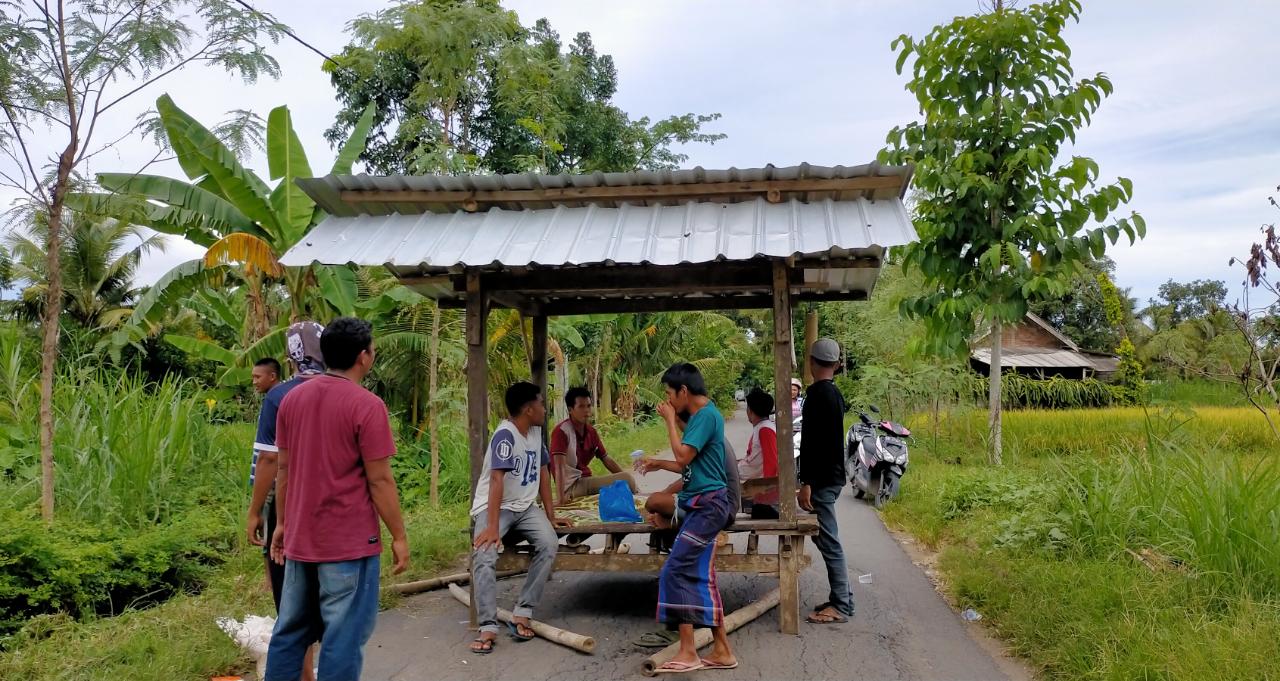 Cegah Corona Masuk Desa, Pemuda Sebute Pasang Berugak Ditengah Jalan