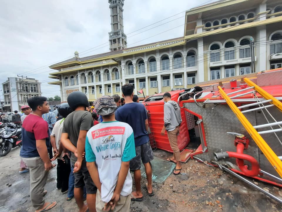 Mobil Pemadam kebakaran Pemkab Lotim terguling saat bertugas