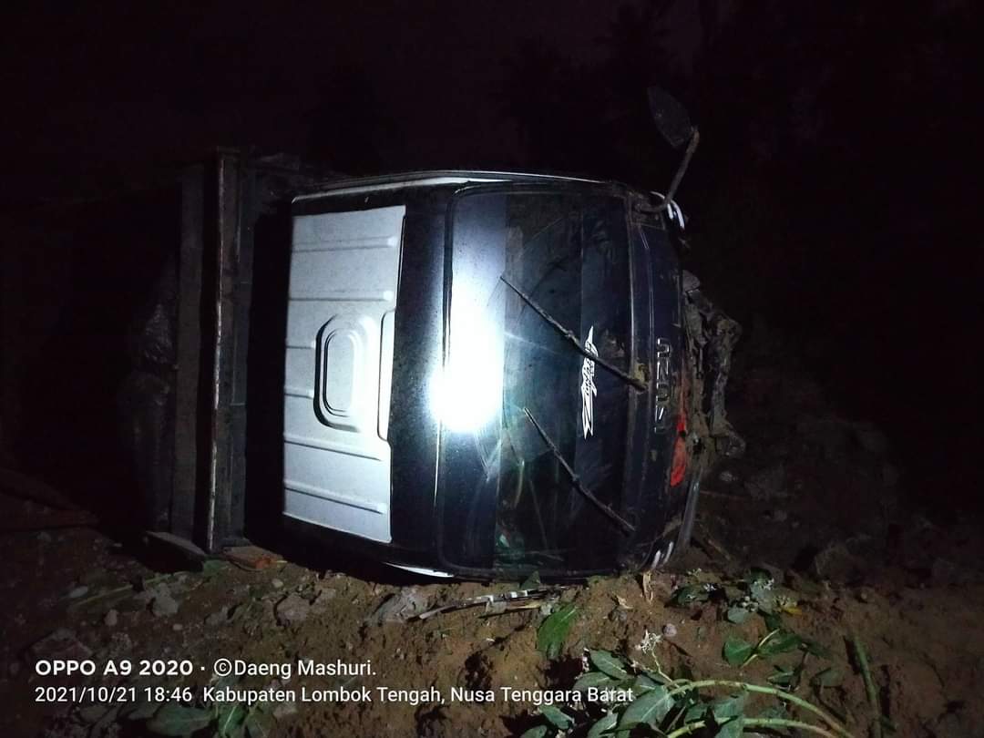 Rem Blong, Dump Truck Jatuh  ke Pantai Awang