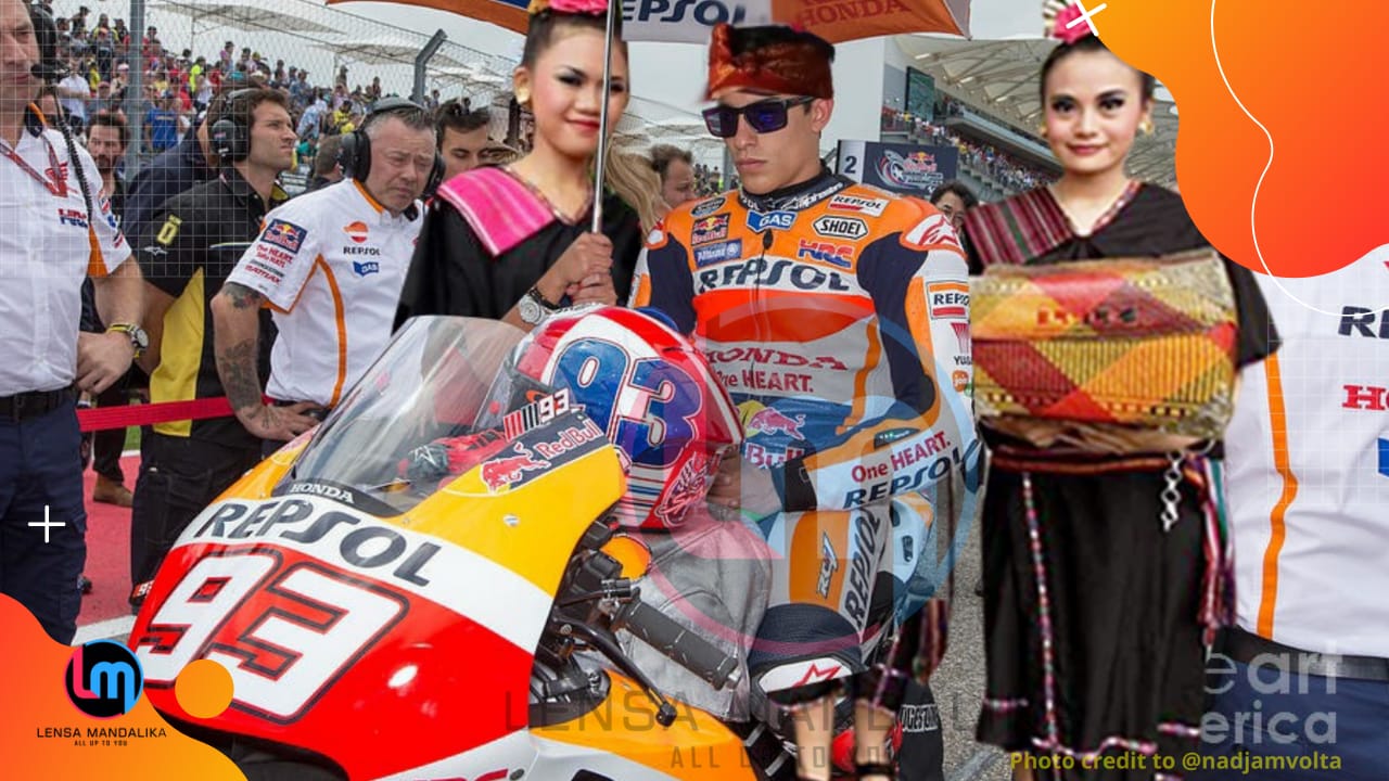 Keren! Pakai Baju adat Sasambo, Gadis NTB jadi Umbrella Girl Pembalap WSBK Mandalika 2022