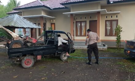 Maling Apes! Tinggalkan Barang Curian dan Mobil Miliknya Setelah Kepergok Warga