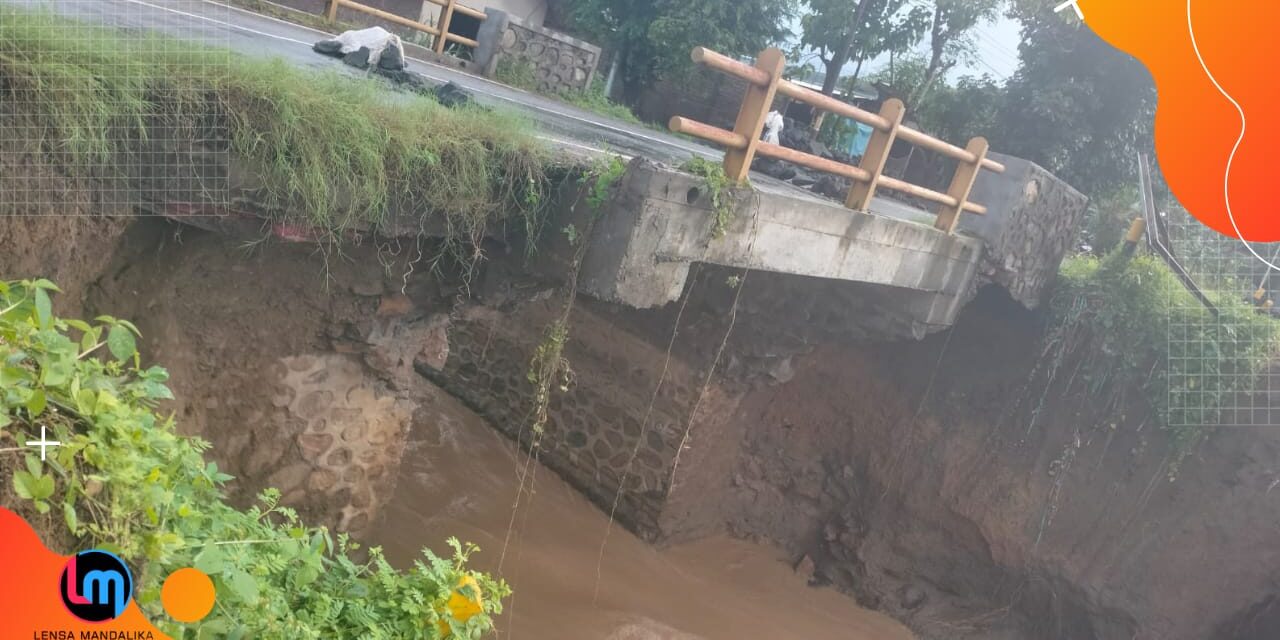 Banjir di Desa Mertak, Puluhan Rumah Warga Terendam-Jembatan Nyaris Ambruk