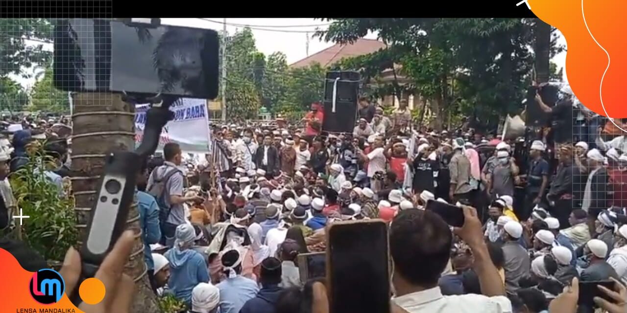 Demo anti Wahabi, Ribuan Massa Kepung Kantor BUpati Lombok Timur Tuntut MQ Diadili