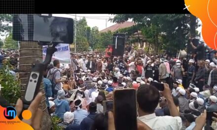 Demo anti Wahabi, Ribuan Massa Kepung Kantor BUpati Lombok Timur Tuntut MQ Diadili