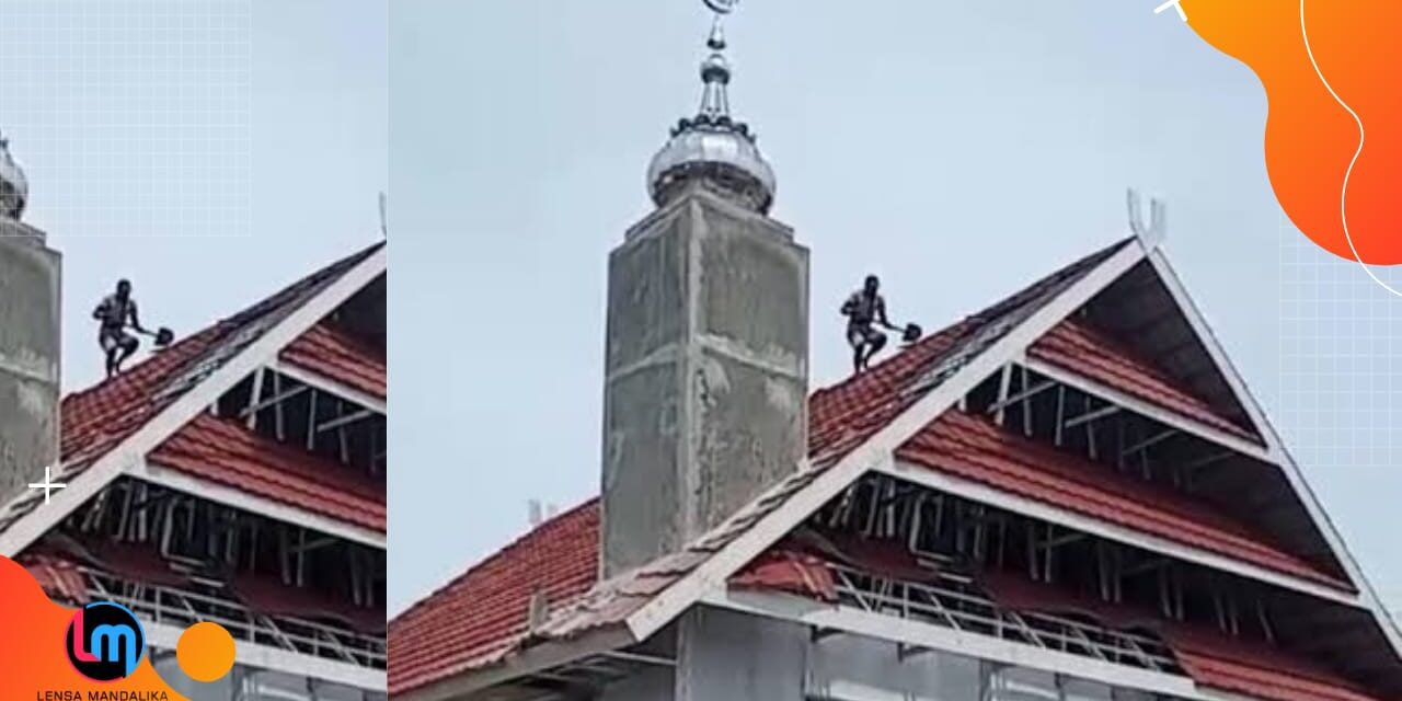 Mirip Tempat Ibadah Agama Lain, Warga di BIma BOngkar Paksa Atap Masjid