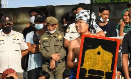 Bukan Kaleng-kaleng, Youtuber Indra Sasak ikut Tanding Perisean di Kuta Mandalika