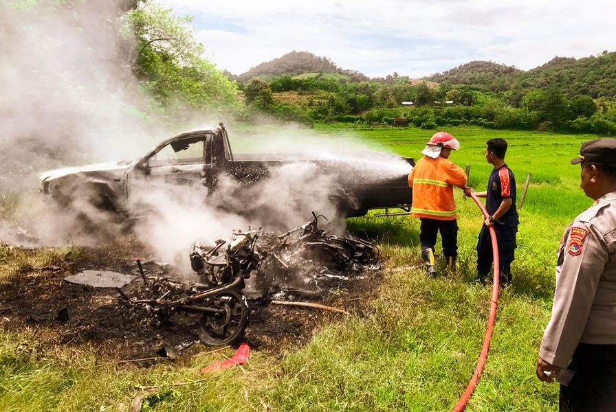 Tabrak Pengendara Motor hingga Tewas, Mobil Pickup Dibakar Massa