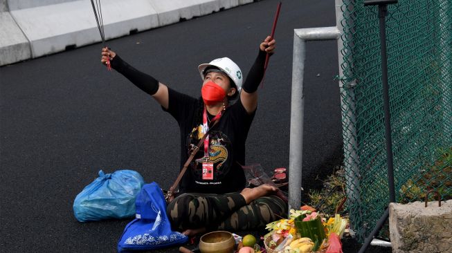 Bayaran Fantastis Rara Pawang Hujan Mandalika: Kerja 21 Hari dapat 105 Juta, Ngeri!