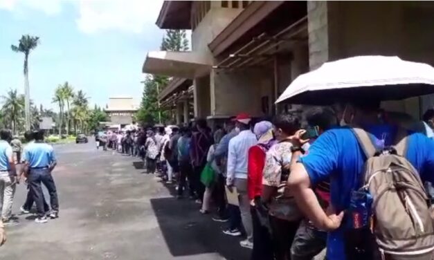 Antrian panjang penukaran Tiket MotoGP di ex Bandara Selaparang: Datang pagi, baru dapat malam!