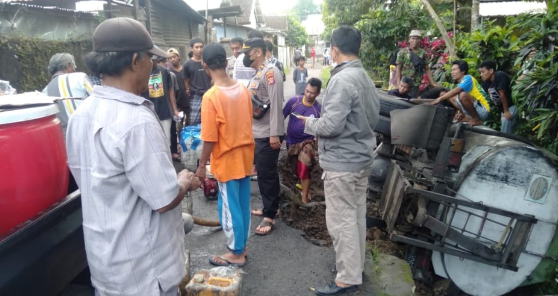 Mobil Tangki Bermuatan 3 Ton Minyak Goreng Terguling di Mantang