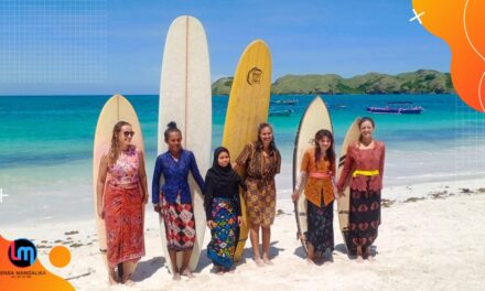 Peringati Hari Kartini, Surfer Girls di Lombok berselancar pakai Kebaya dan kain batik