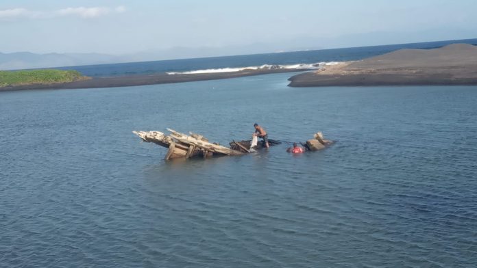 Bangkai Kapal Kuno ditemukan di Tambang pasir Pohgading-Lotim, Diduga kapal Belanda di Zaman Kolonial