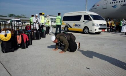 Bahagia tiba di Tanah Air, Jemaah Haji Embarkasi Lombok Sujud Syukur di Bandara