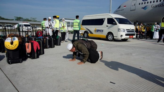 Bahagia tiba di Tanah Air, Jemaah Haji Embarkasi Lombok Sujud Syukur di Bandara