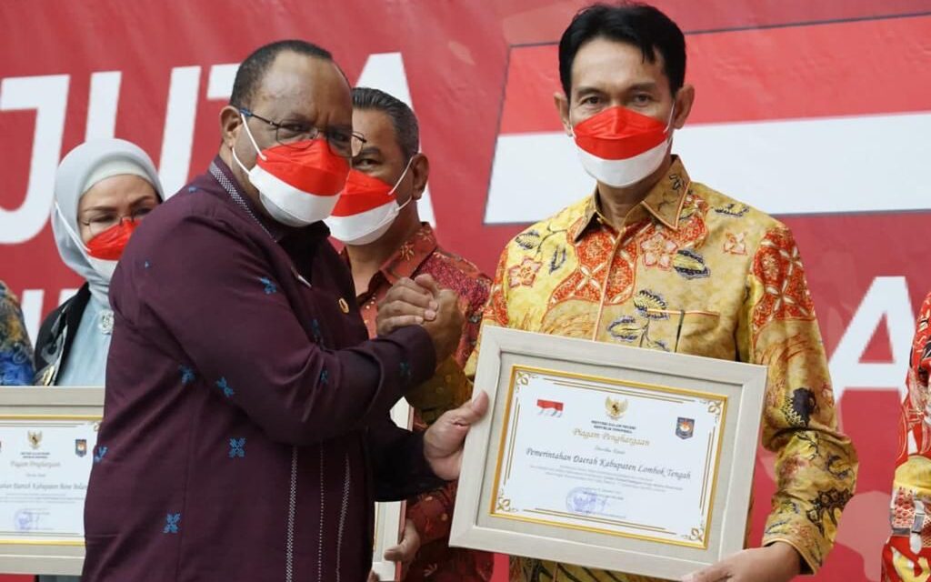 Sukses Gerakan 10 Juta Bendera Merah Putih, Wabup Loteng Wakili Bupati Terima Penghargaan Kemendagri