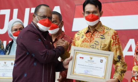 Sukses Gerakan 10 Juta Bendera Merah Putih, Wabup Loteng Wakili Bupati Terima Penghargaan Kemendagri