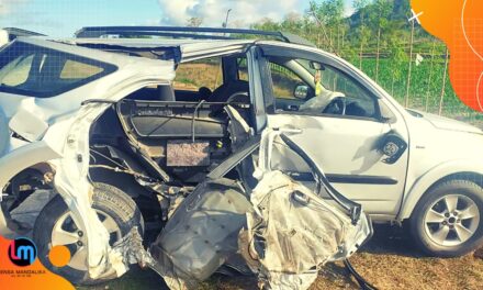 Kecelakaan di Bypass Bil-Mandalika: Mobil Ringsek Parah hantam PJU-Terguling, sopir diduga mengantuk