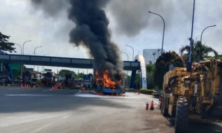 Bus Mahasiswa Kontingen Peksiminas NTB Terbakar di Tol Surabaya, Tak ada korban jiwa