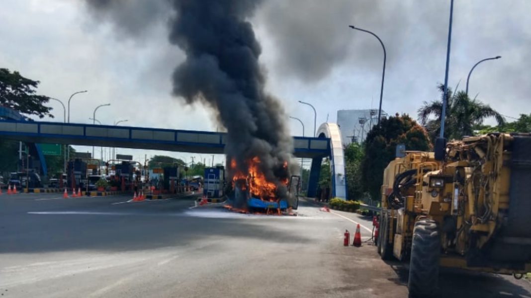 Bus Mahasiswa Kontingen Peksiminas NTB Terbakar di Tol Surabaya, Tak ada korban jiwa