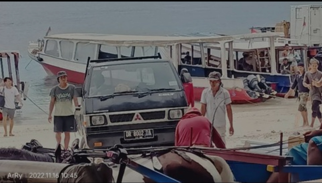 Disewa TNI, Mobil Pickup viral seliweran angkut barang di Gili Trawangan