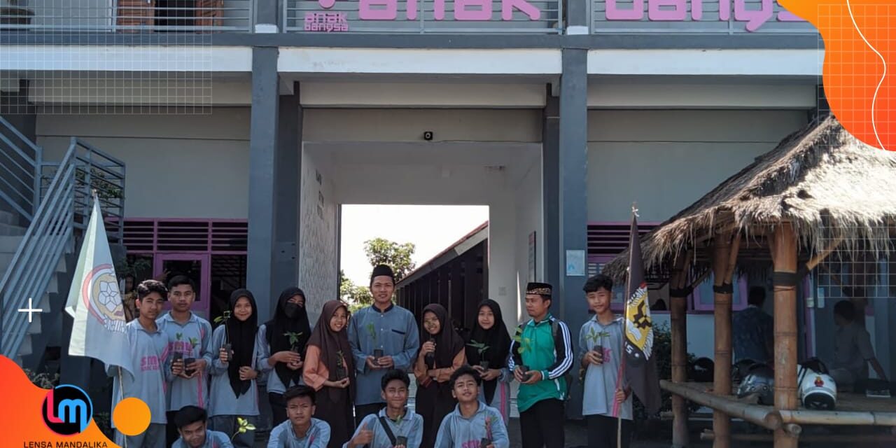 Lestarikan lingkungan, OSIS SMK Anak Bangsa Tanam dan bagikan Bibit Pohon