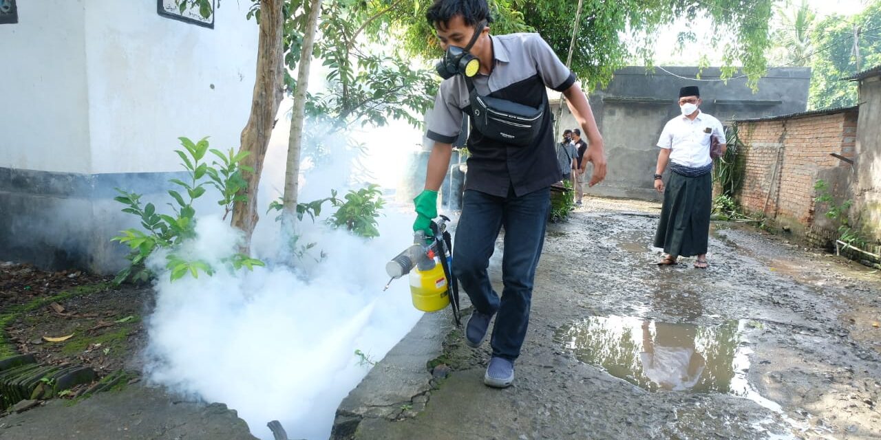 Tanggap laporan warga, Pemdes Segala Anyar lakukan fogging cegah DBD