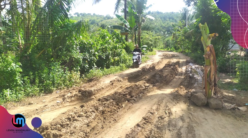 Dibalik Euforia Mandalika, Jalan Kabupaten di Desa Sengkol-Pujut bikin warga merana