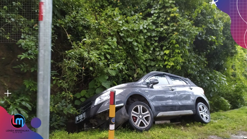 Diduga Sopir mengantuk, Suzuki Baleno Nyungsep di Jurang Pepe