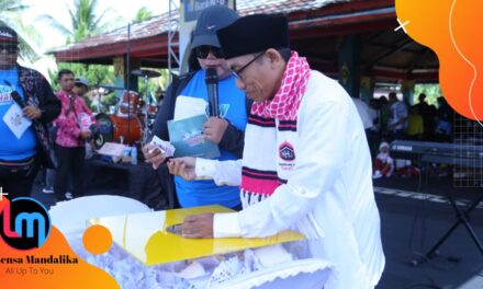 Jalan Sehat Hardiknas 2023 Lombok Tengah, Dr. TGH. Selamet Syukur Ikhlas Undi 10 Paket Tabungan Umroh PT. MHU