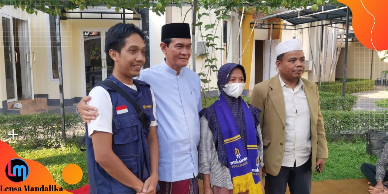 Wabup Lombok Tengah Serahkan Hadiah Umroh Kepada Ibu Nuriani Pemenang Hadiah Jalan Sehat HUT Golkar