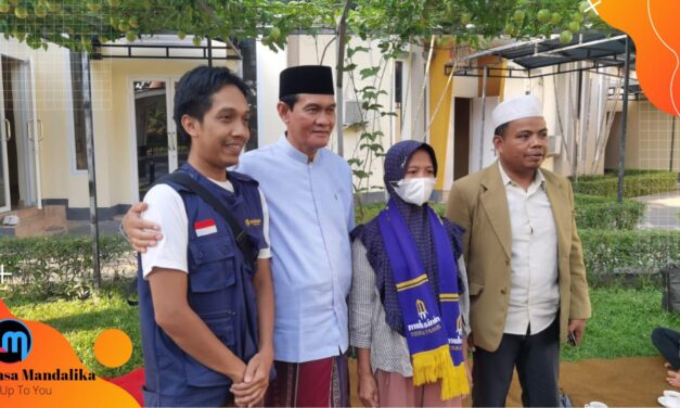 Wabup Lombok Tengah Serahkan Hadiah Umroh Kepada Ibu Nuriani Pemenang Hadiah Jalan Sehat HUT Golkar