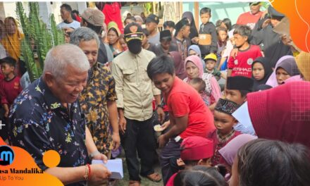 Rachmat Hidayat didampingi Ahmad Sukro dan Ahmad Amrullah Santuni Anak Yatim Piatu di Desa Tanjung Luar Lombok Timur