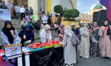 Soildaritas Untuk Palestina, Pemuda NTB Berbagi Semangka di Masjid Hubbul Wathan