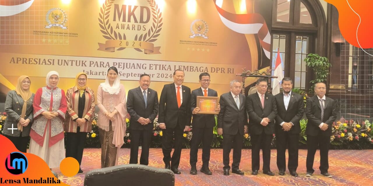 Suryadi Jaya Purnama Aleg DPR RI Asal NTB Menerima Penghargaan MKD Award 2024