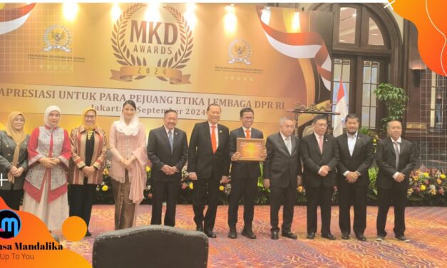 Suryadi Jaya Purnama Aleg DPR RI Asal NTB Menerima Penghargaan MKD Award 2024