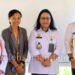 Kepala Kanwil Kemenkum NTB Menyerahkan Sertifikat Kekayaan Intelektual Komunal tiga Kuliner Ayam Merangkat Sate Kuncung dan Jamu Serbat kepada Desa Wisata Bonjeruk. Kiri ke Kanan: Kabid Pelayanan Hukum Ibu Farida, Pengelola Desa Wisata Bonjeruk, Yuni Sulfia Hariani, Kanwil Kemenkum NTB Ibu I Gusti Putu Milawati, Kepala Desa Bonjeruk, Lalu Audia Rahman (Foto: Dok.LM)